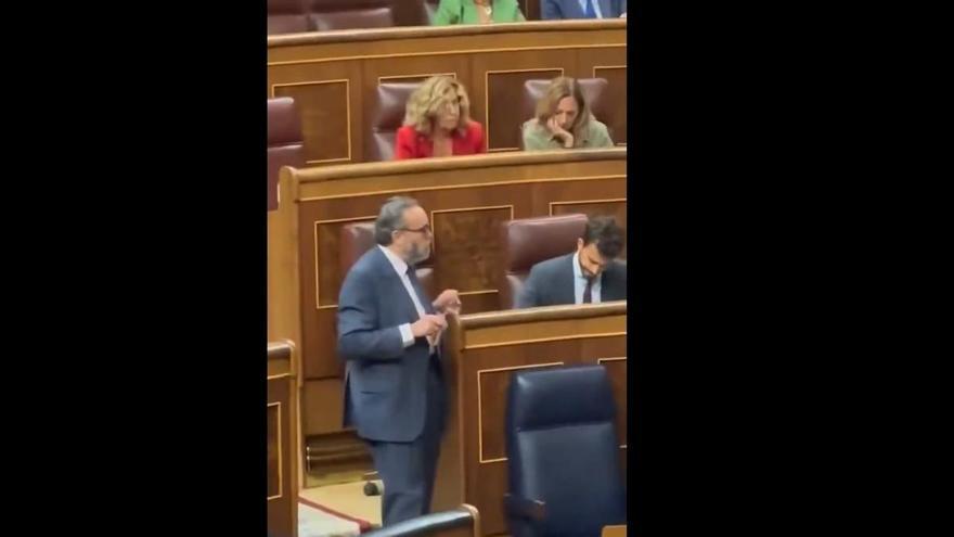 Un diputado de Vox por Alicante saca un puro en el Congreso en pleno debate sobre vivienda y el escándalo de Les Naus