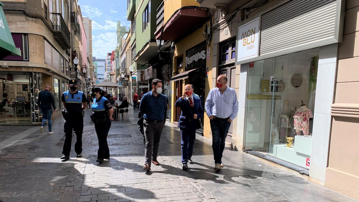 El concejal de Seguridad y Emergencias y la jefa de la Policía Local recorren junto a los empresarios las calles de Triana