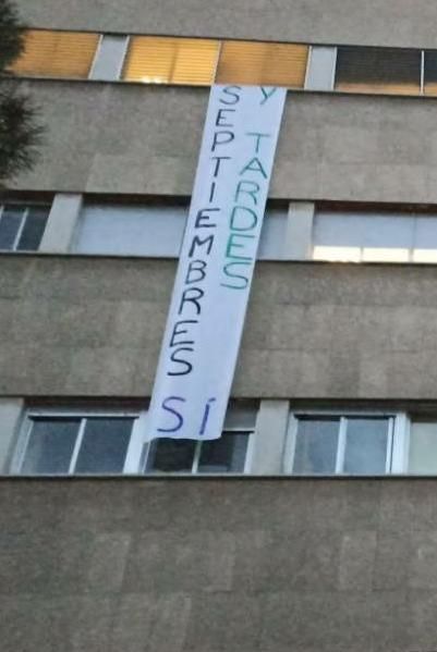 Los estudiantes colgaron una pancarta en el edificio a favor de los exámenes de septiembre.