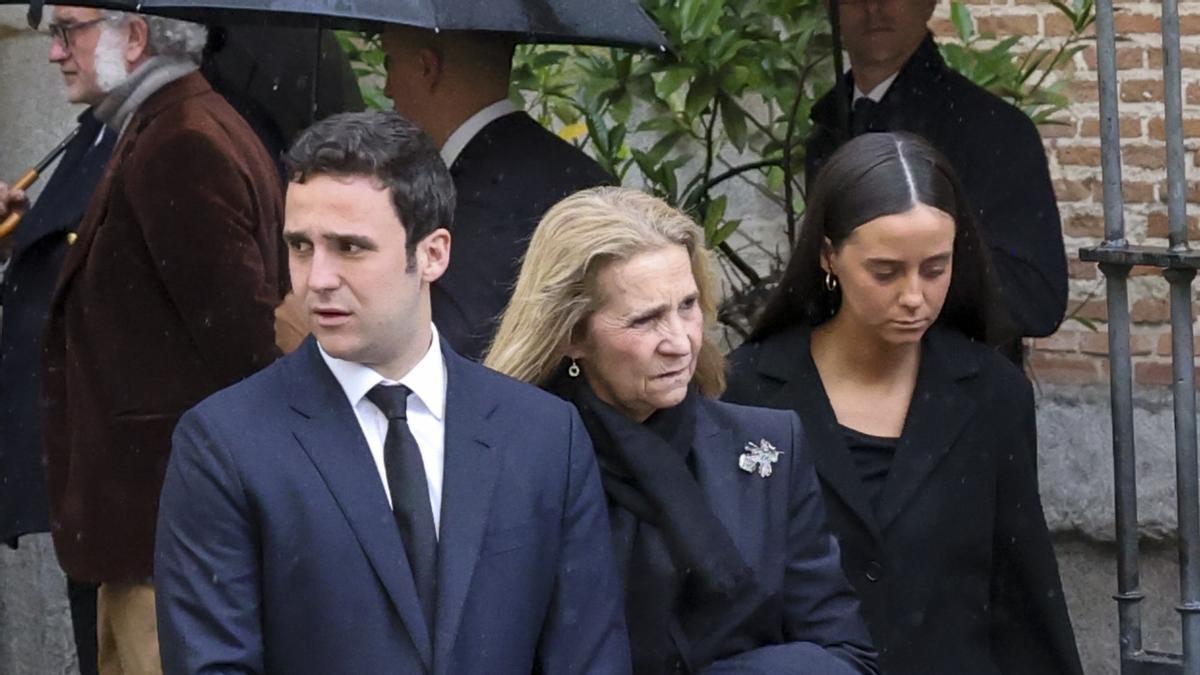 La infanta Elena y sus hijos, Froilán y Victoria Federica, en el funeral de Fernando Gómez-Acebo