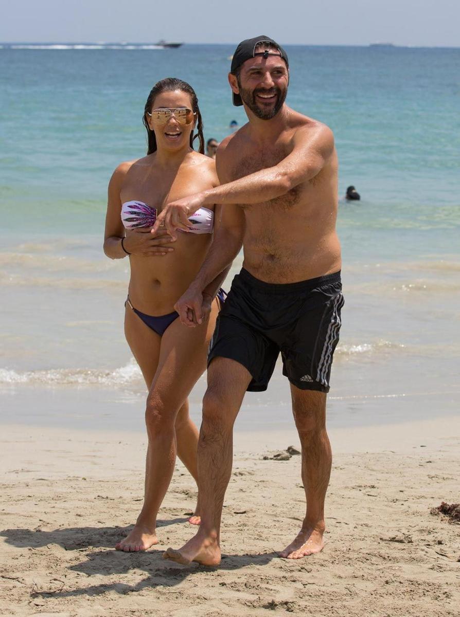Eva Longoria y José Antonio Bastón, de la mano en la orilla de la playa en Ibiza