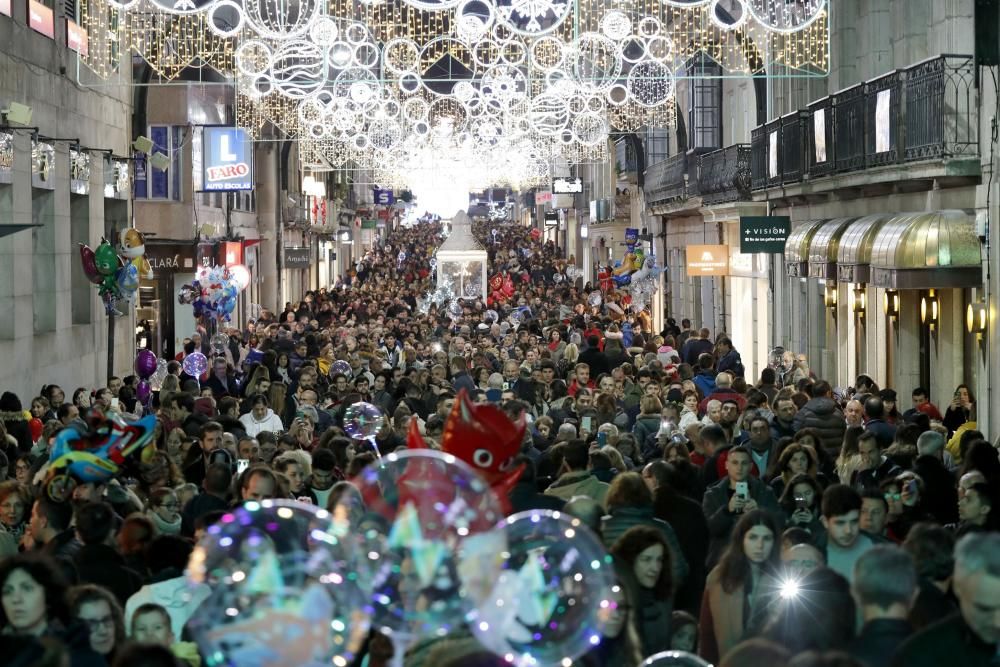 Cientos de personas llenan las calles de Vigo