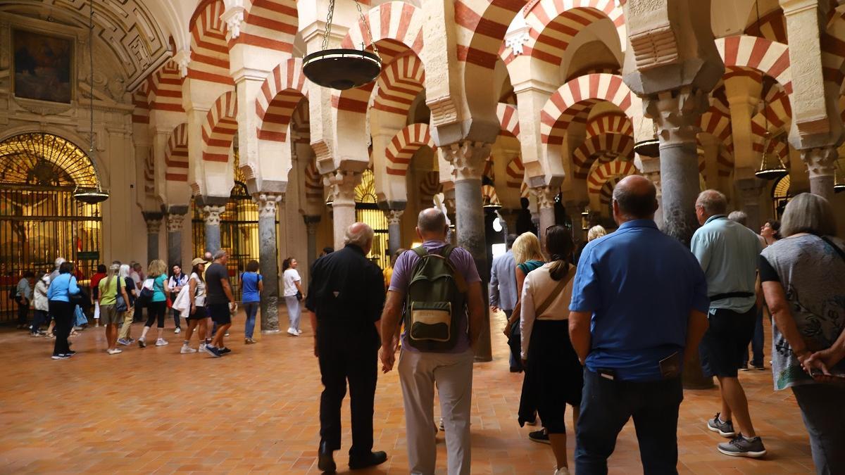 La propia estructura de la Mezquita de Córdoba, dispuesta en naves conformadas por arcadas sobre columnas, le aporta flexibilidad ante cualquier movimiento sísmico.