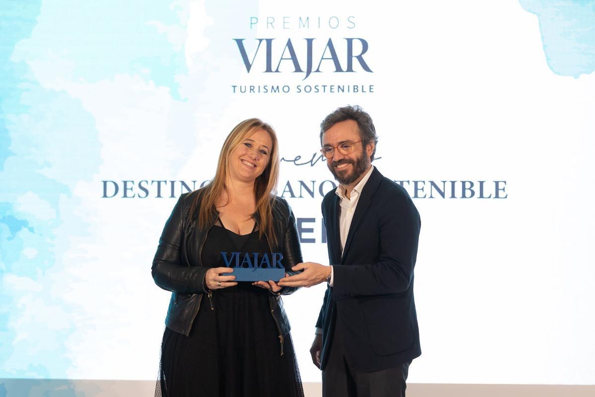 Sandra Moreno, jefa de prensa del Ayuntamiento de Cáceres, junto a Aitor Moll.
