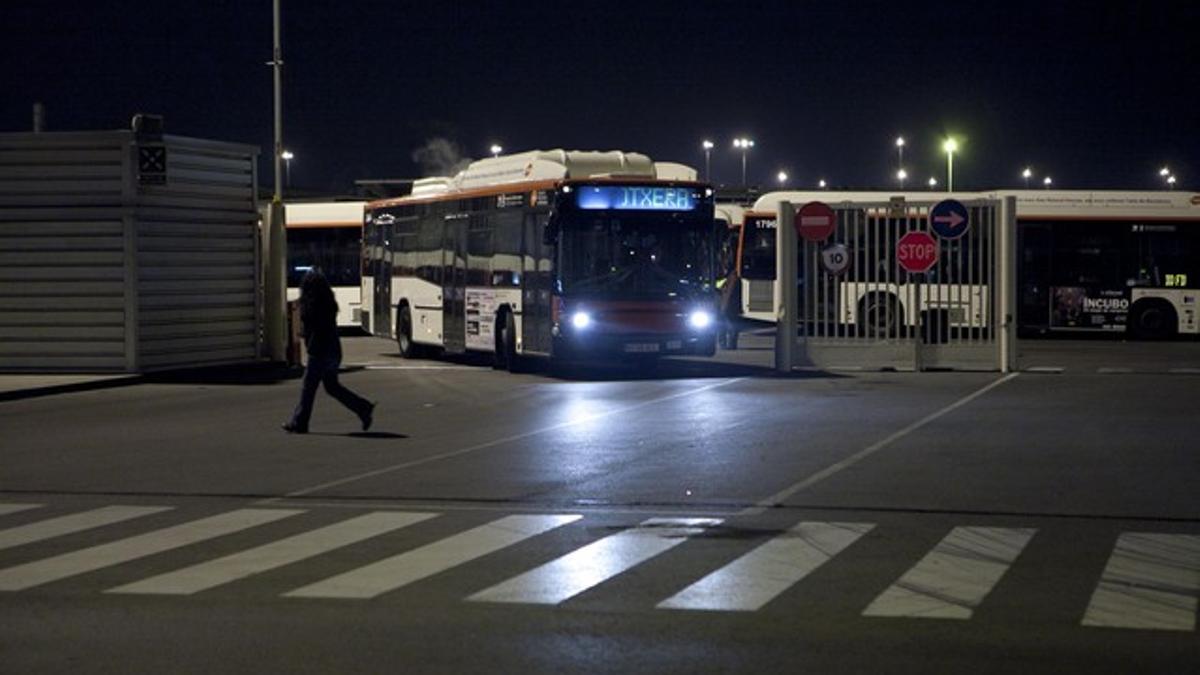 Autobuses de TMB salen de las cocheras de Zona Franca, a primera hora de la mañana de este jueves.