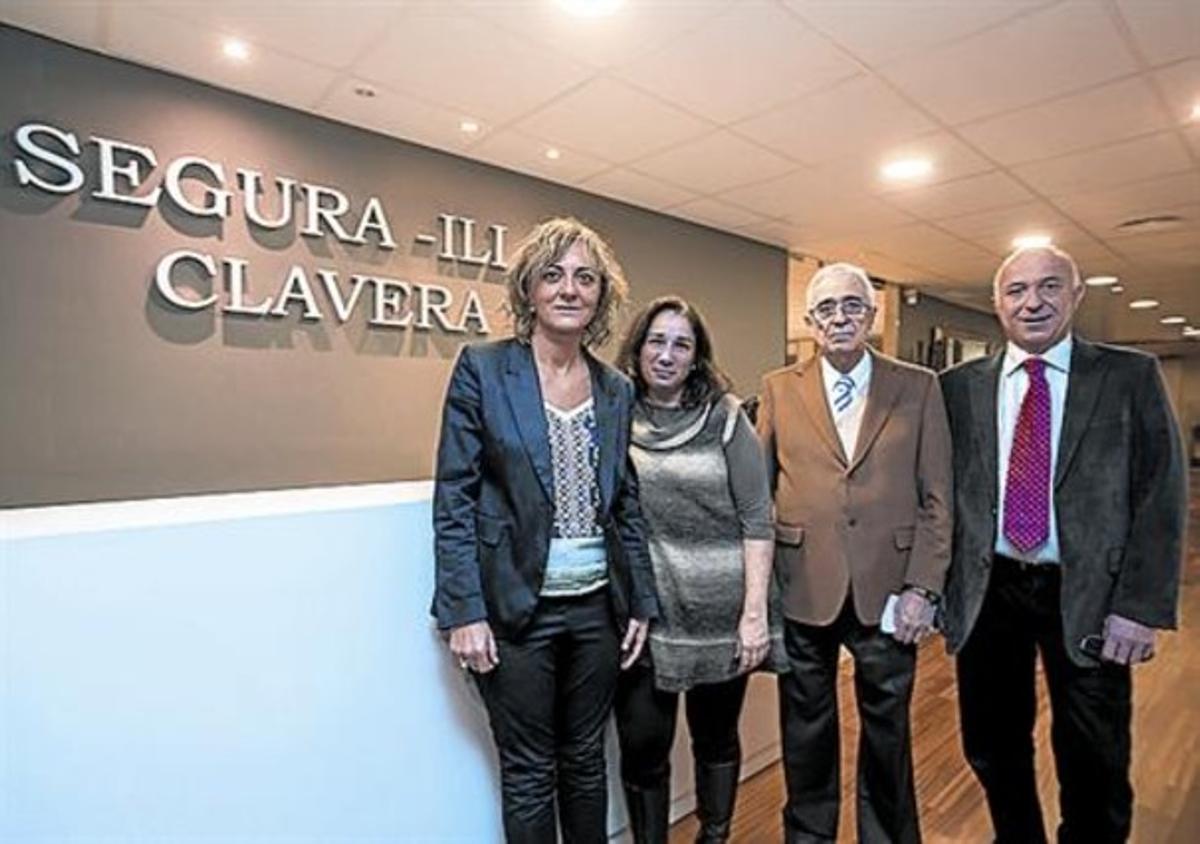 Unió 8 Els Segura-Illa, dreta, amb Amor Pinter i Elisenda Clavera. Unió 8 Els Segura-Illa, dreta, amb Amor Pinter i Elisenda Clavera.