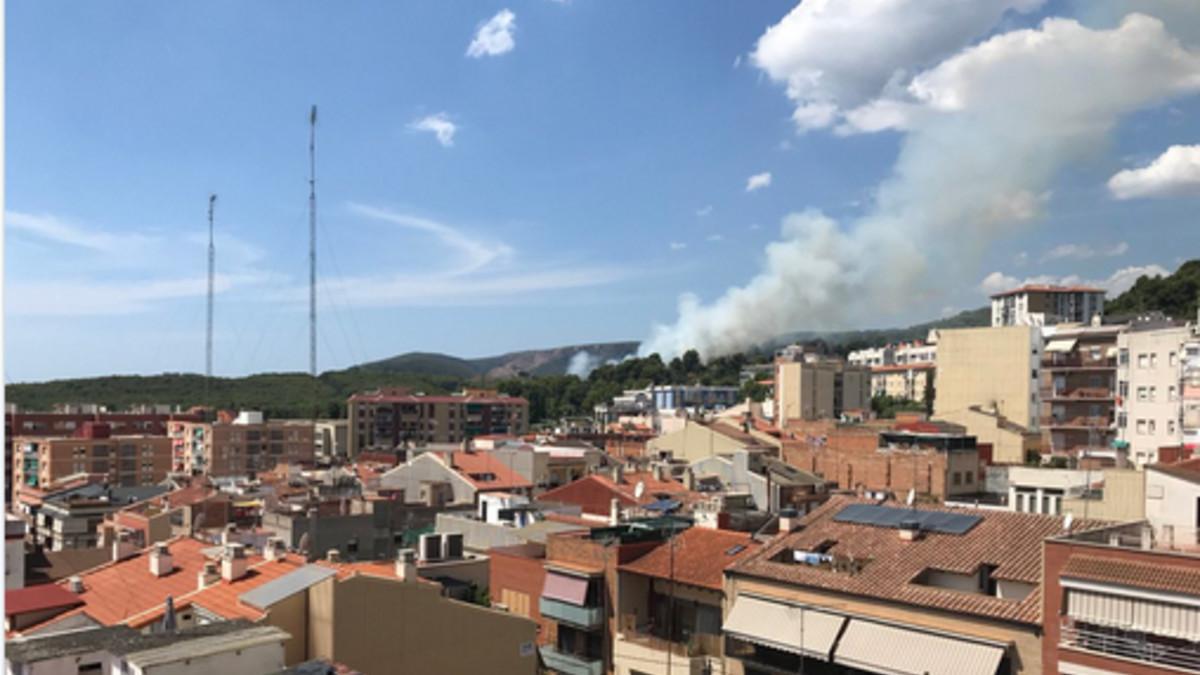 Fuego en la zona de Can Espinós, en Gavà.