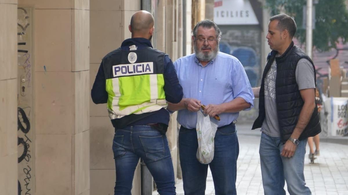 Víctor Terradellas, junto a dos agentes en la sede de Ciutat Vella en mayo del 2018, cuando fue detenido.