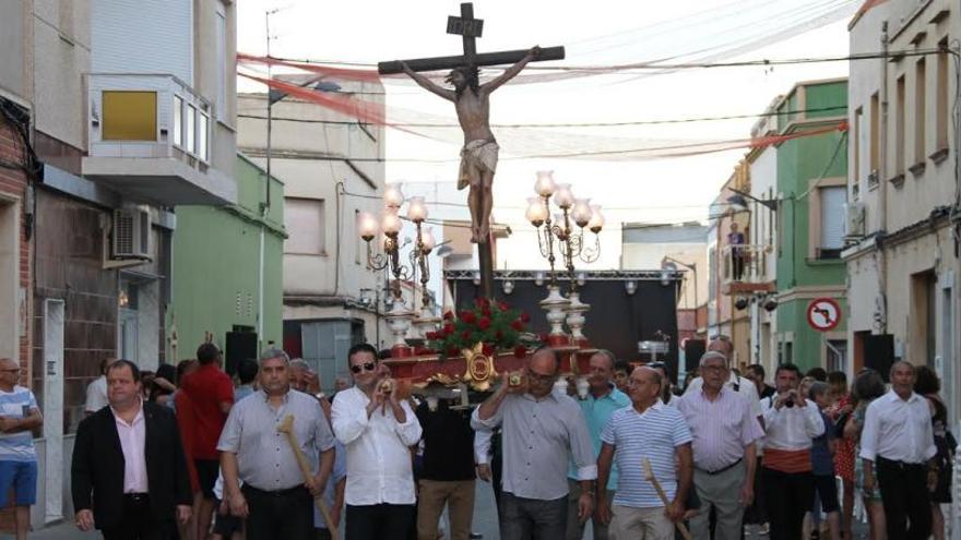 Las fiestas del barrio del Cristo llevan a Ondara colorido, música y devoción