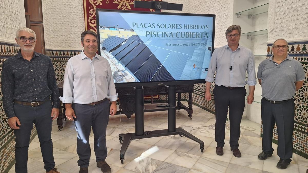 Las autoridades municipalesde Puente Genil presentan el proyecto para instalar paneles solares híbridos en la piscina cubierta.
