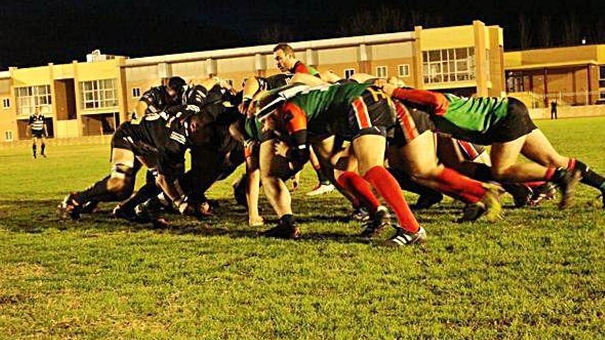 Una melé del partido disputado en la Ciudad Deportiva de Zamora.