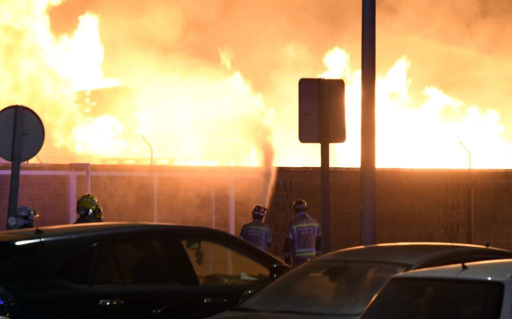 Estas son las imágenes que el aparatoso incendio de Puente Tocinos ha dejado este sábado