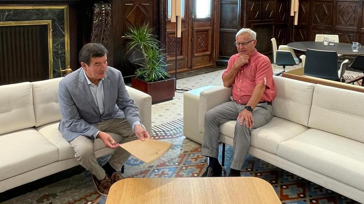 Fernando Giner reunido con el alcalde, Joan Ribó.