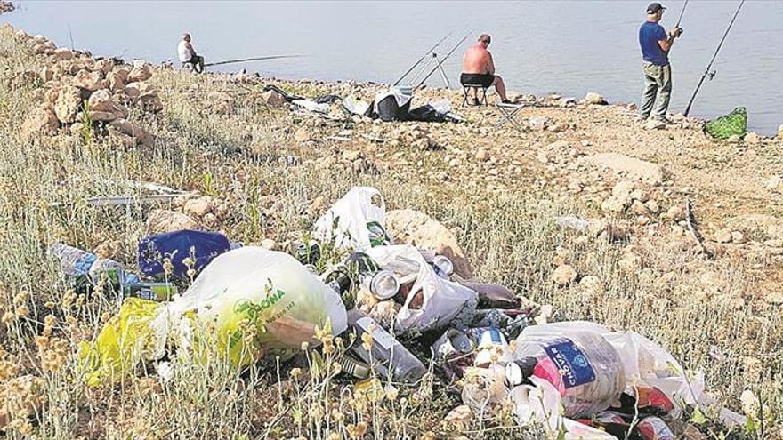 Alertan de basura y suciedad en la orilla del pantano alcorino