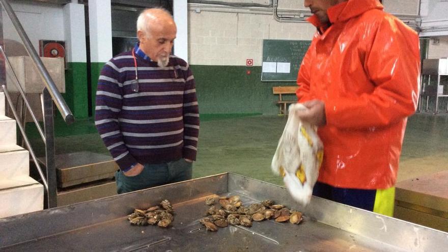 El patrón mayor de Bueu y un marinero con la volandeira que se envió al Intecmar. // Santos Álvarez