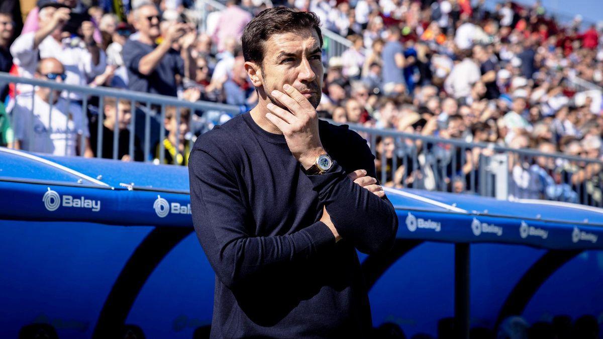 Gabi Fernández, en la banda del Ibercaja Estadio contra el Córdoba.
