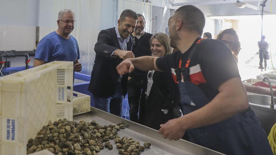 Alfonso Villares, segundo por la izquierda, en su visita a la Cooperativa Ría de Arousa, en Abanqueiro