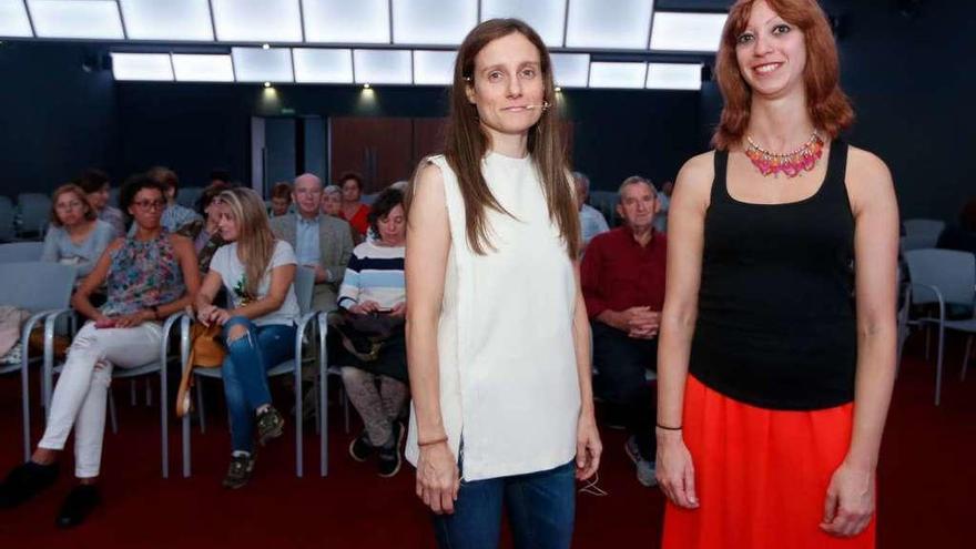 Alicia Fernández y Beatriz Herranz, ayer en el Club Prensa Asturiana antes del inicio de la charla.