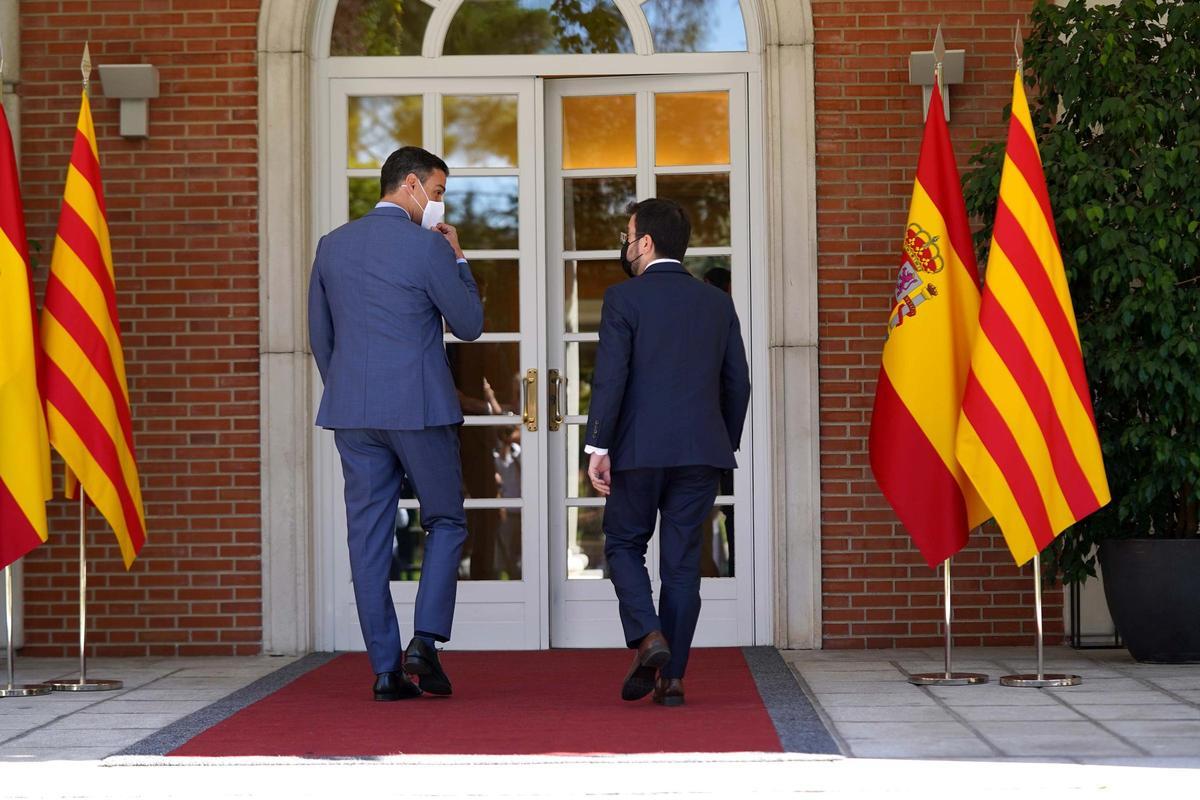 Sánchez y Aragonès en la Moncloa en la primera reunión del segundo como presidente.