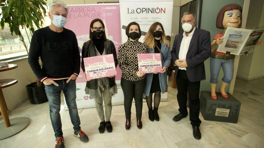 Abául y Zancadas sobre Ruedas reciben los cheques solidarios de la Carrera de la Mujer 2022