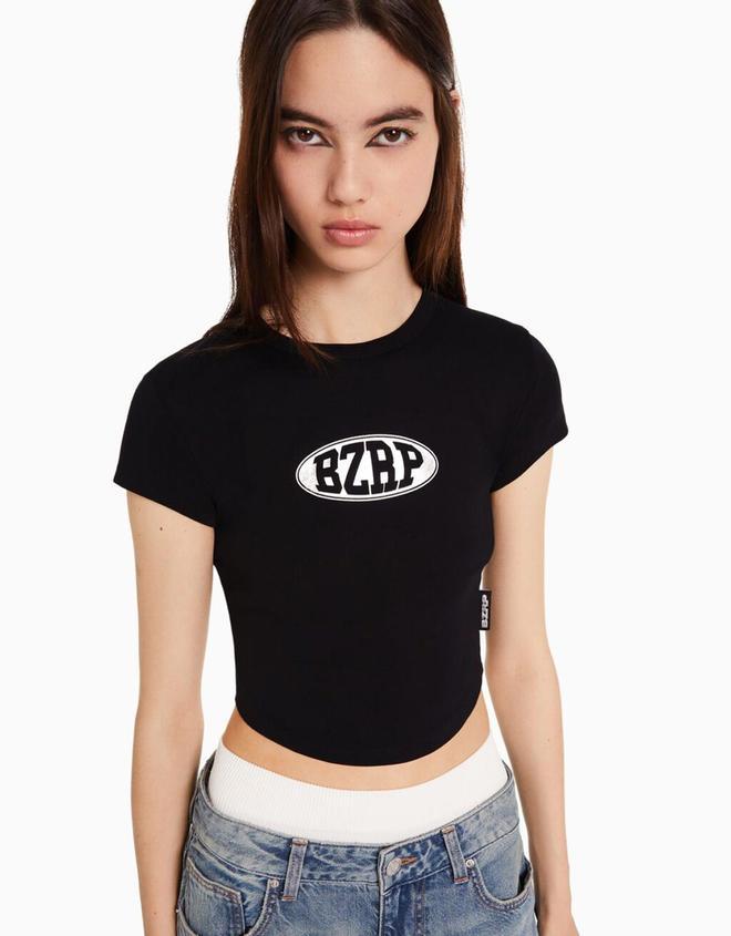 Camiseta con logo, de la colección Bershka ft. Bizarrap