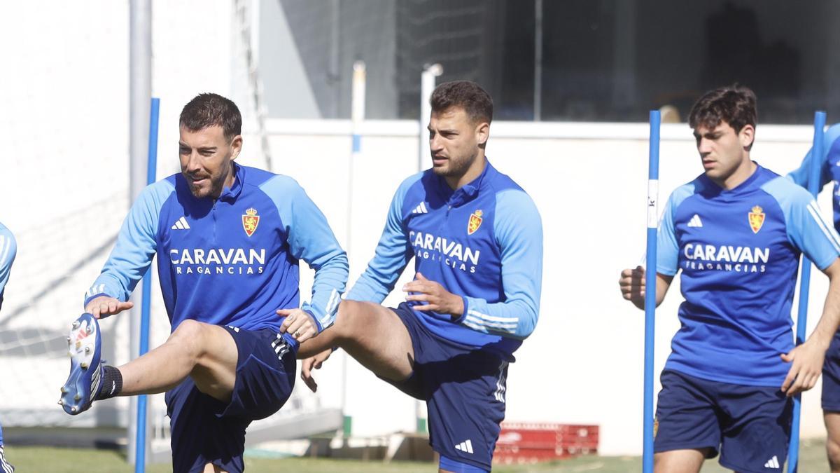 Sergi Enrich, Bakis y Azón, en el entrenamiento de este viernes del Real Zaragoza.
