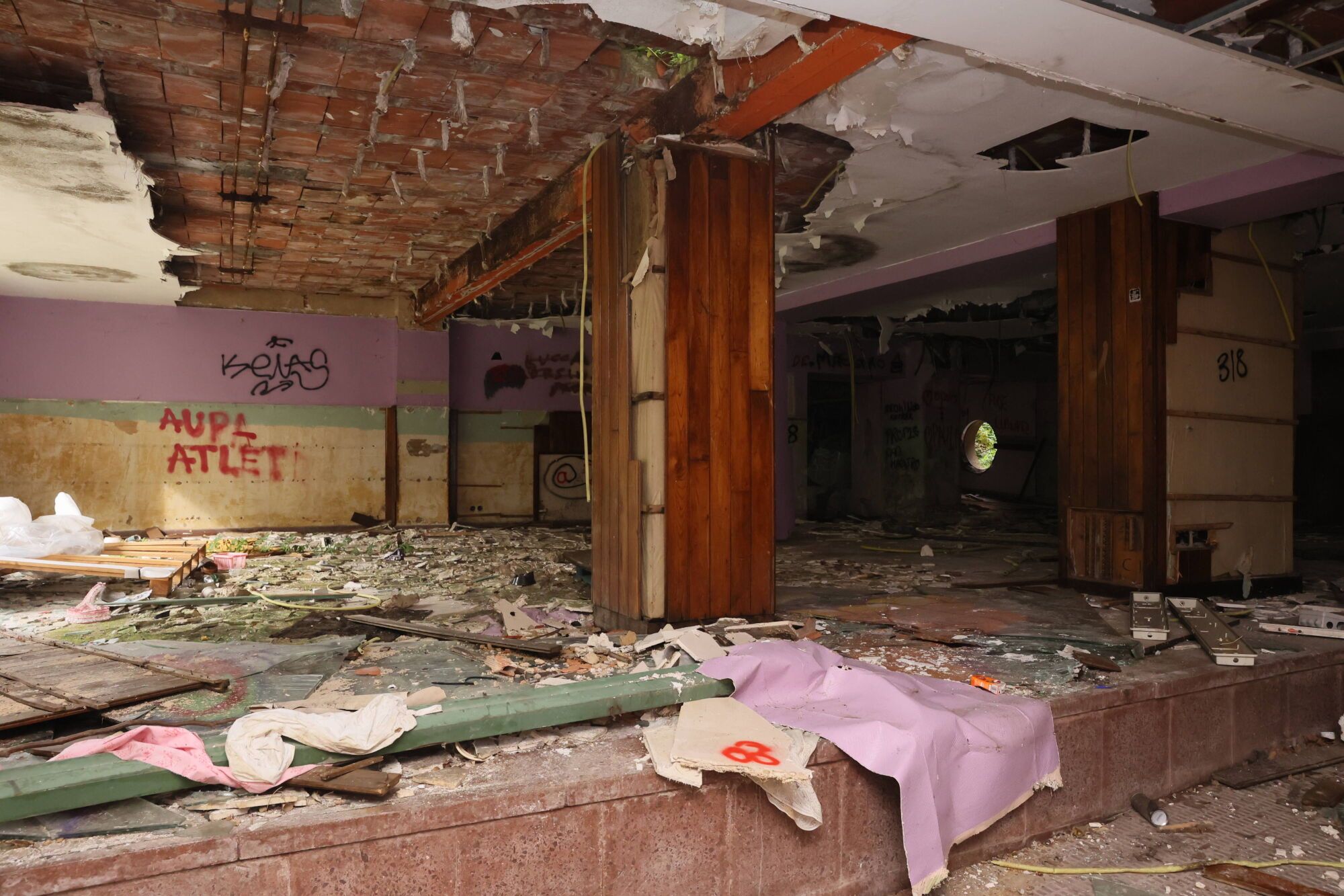 Viejo HUCA. Recorrido por cómo está el viejo hospital.