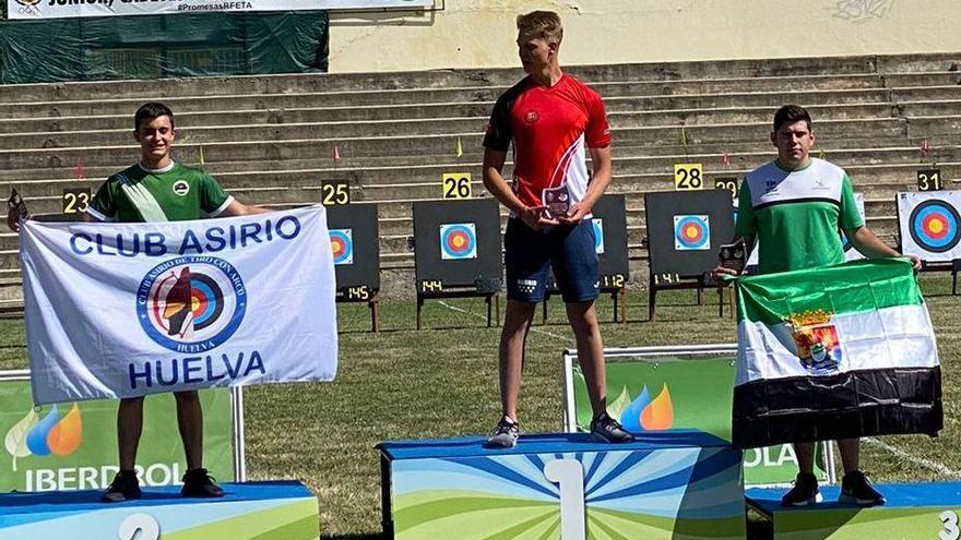 Raúl Calvo, a la derecha con la bandera extremeña, en el podio.