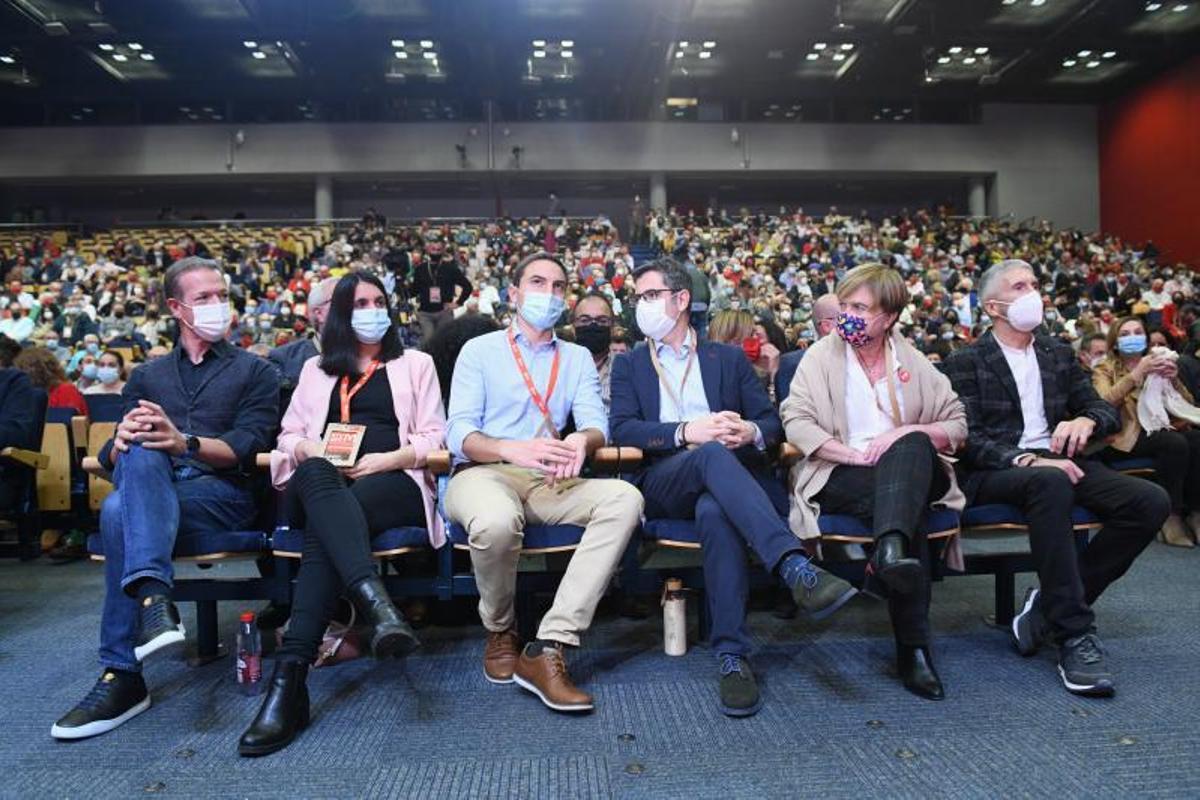 De izquierda a derecha, el presidente del Senado, Ander Gil; el líder del PSOE-M, Juan Lobato, y su mujer, Susana; el ministro de la Presidencia, Félix Bolaños; la nueva presidenta de la federación, Isaura Leal, y el titular de Interior, Fernando Grande-Marlaska, este 14 de noviembre de 2021, en la clausura del XIV Congreso Regional, en Ifema, en la capital.