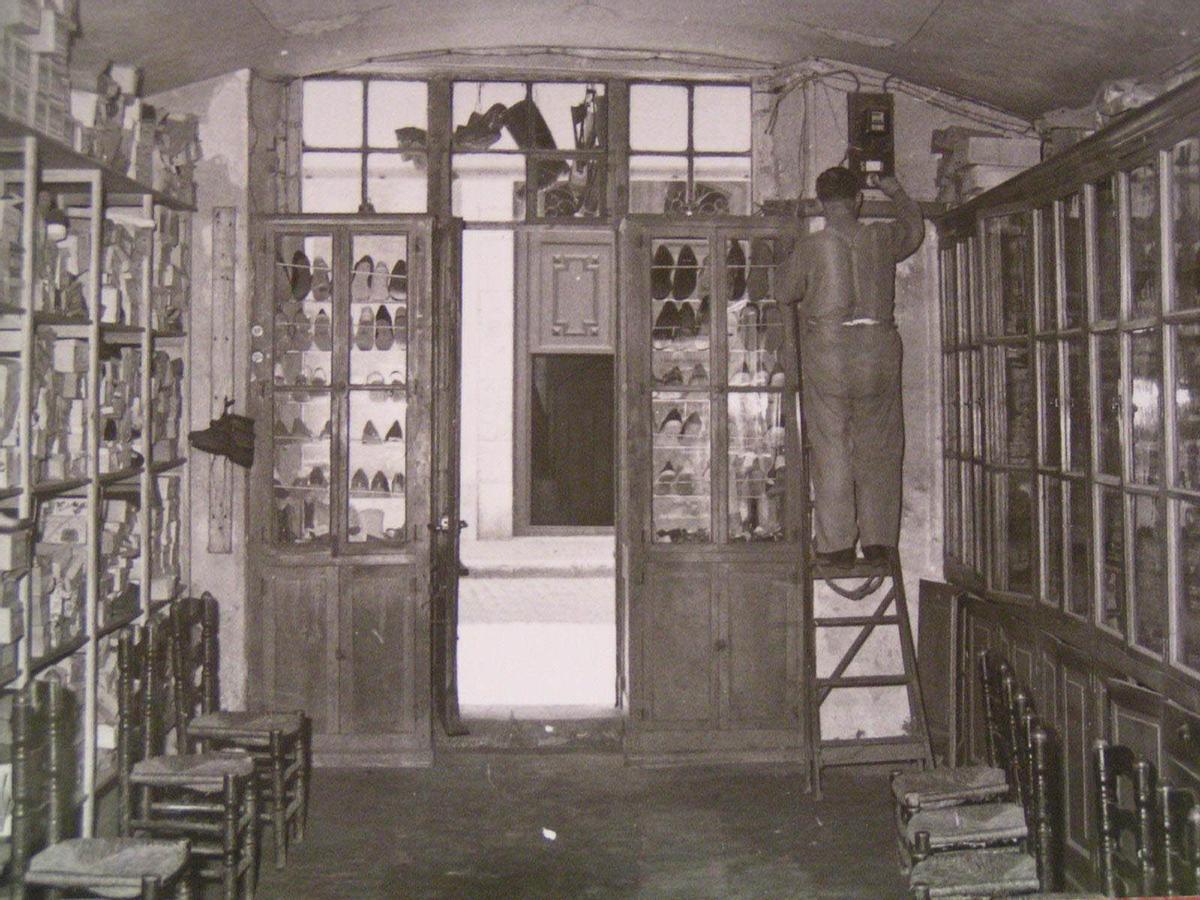 Imatge històrica de la botiga de calçats