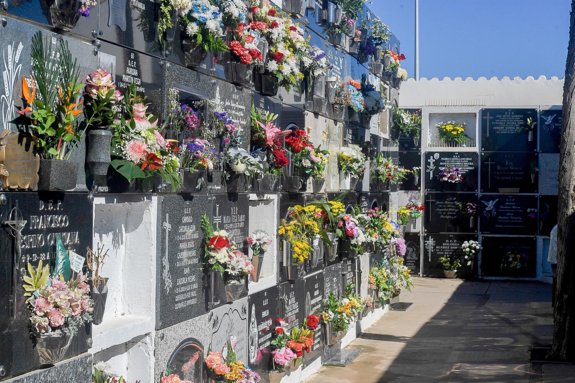Día de Todos los Santos en cementerios de Gran Canaria