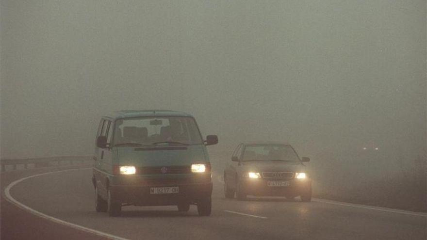 Una densa capa de niebla recibe el año