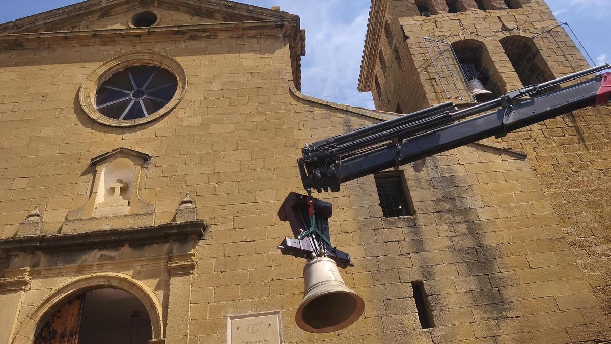 Una de las nuevas campanas, antes de ser colocada.