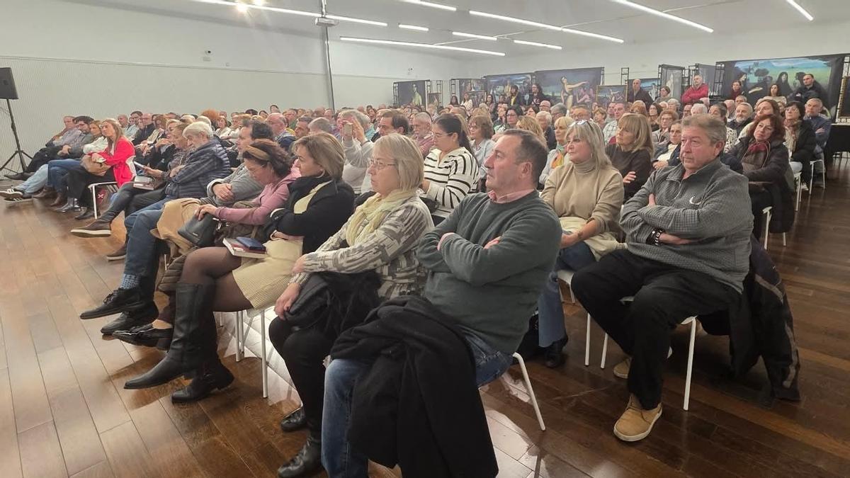 Los asistentes a la presentación de libro organizada por los socialistas.