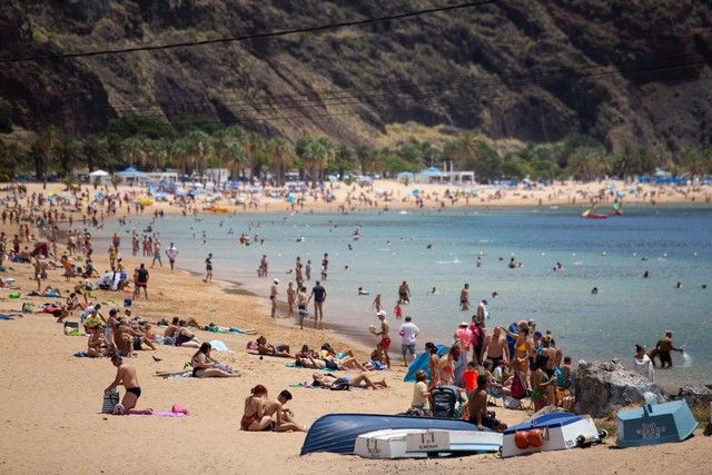 Caravanistas instalados en la zona de aparcamiento de la playa de Las Teresitas