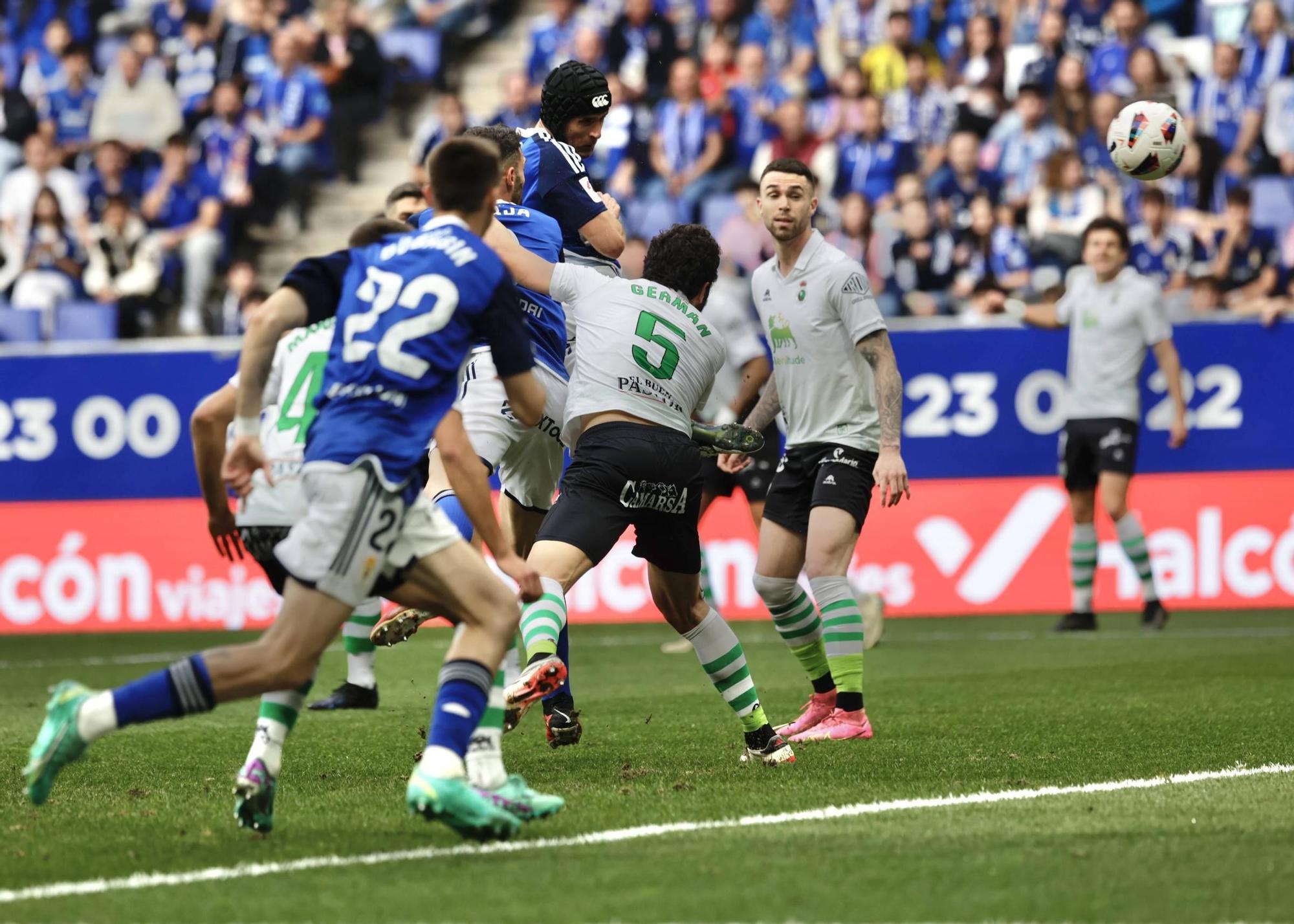 EN IMÁGENES: Partido y ambientazo del Real Oviedo-Racing de Santander disputado en el Tartiere