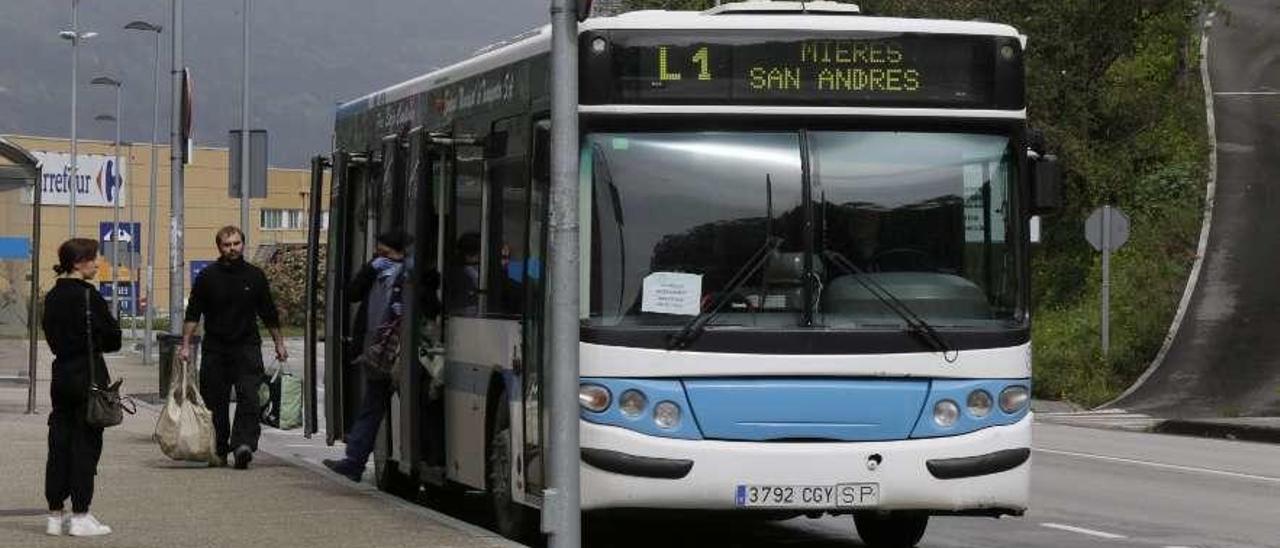 Uno de los autobuses de Mieres, en el entorno del Hospital Álvarez Buylla.