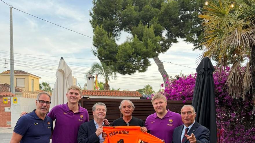 El Barça homenajea a Perramón, leyenda del Calpisa, en la ce