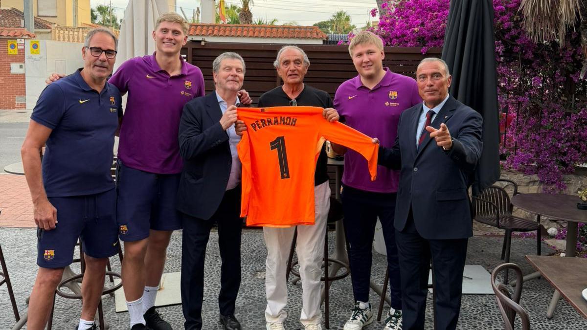 El Barça homenajea a Perramón, leyenda del Calpisa, en la celebración de la Copa