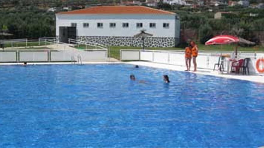 Inauguradas la piscina y la pista polideportiva de Alcuéscar