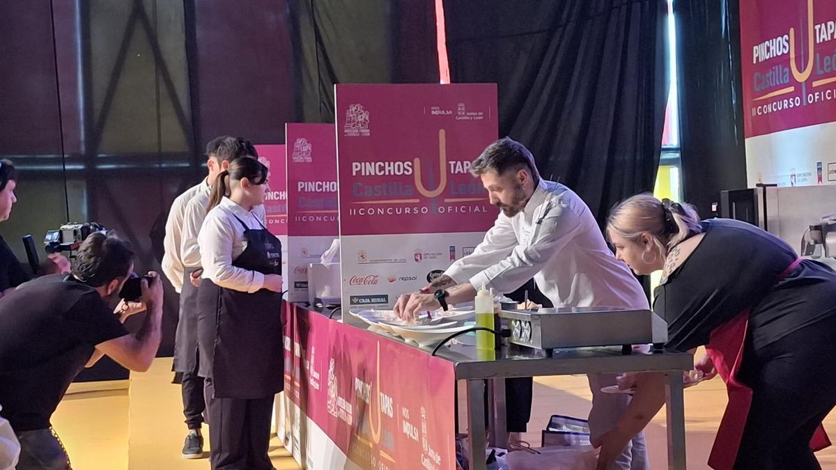 Juan Rodríguez Bolardo cocinando en el concurso.