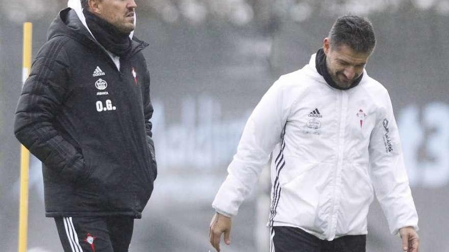 Óscar García conversa con Hugo García Bayón durante el entrenamiento vespertino de ayer. // R. Grobas