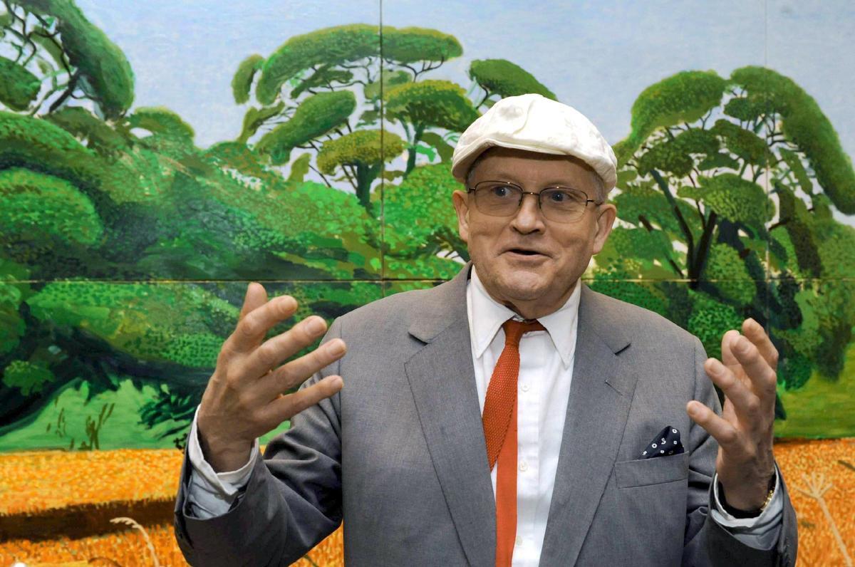 (Foto de ARCHIVO) FILED - 03 June 2004, United Kingdom, London: British artist David Hockney standing in front of his own paintings from a new series set in Andalucia at the Royal Academy's Summer Exhibition in Piccadilly, London, which he co-curated with Allen Jones. The celebrated artist has died aged 88, his publicist said on Friday, June 12, 2026. Photo: Fiona Hanson/PA Wire/dpa 03/06/2004 ONLY FOR USE IN SPAIN