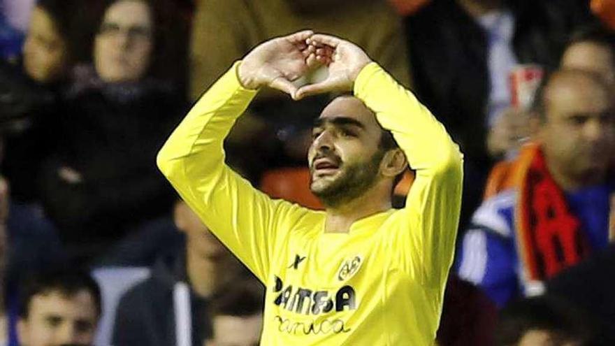 Adrián López celebra un gol con el Villarreal, su último equipo en España.