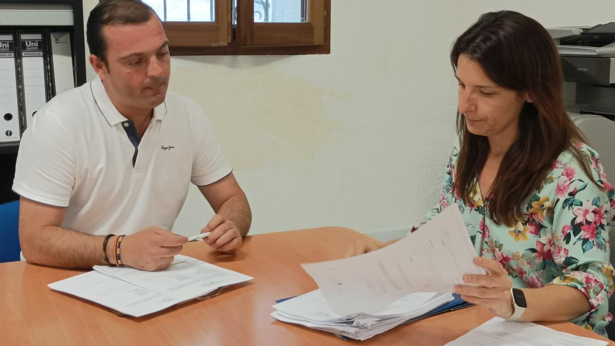 El alcalde de Peñíscola, Andrés Martínez, junto a la concejala de Hacienda, Dolo Bayarri.