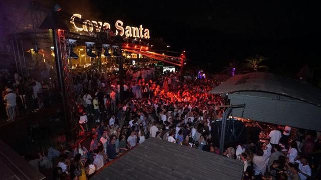 La pista de baile de Cova Santa está situada entre montañas al aire libre. | COVA SANTA