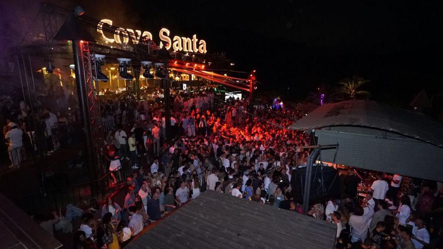 La pista de baile de Cova Santa está situada entre montañas al aire libre. | COVA SANTA