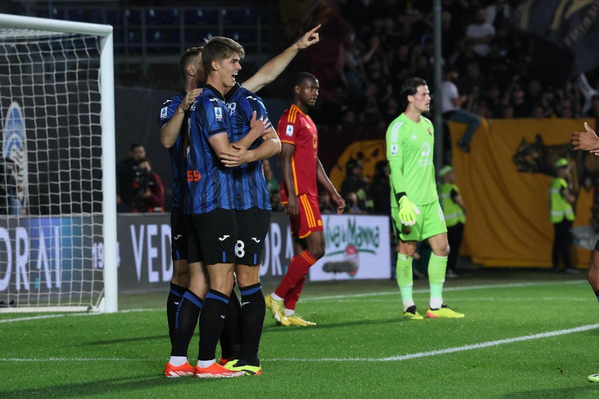 De Ketelaere celebra uno de sus goles