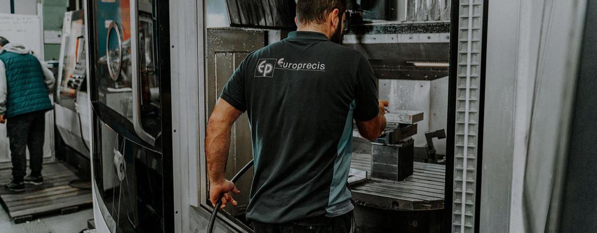 Un trabajador en las instalaciones de Europrecis.