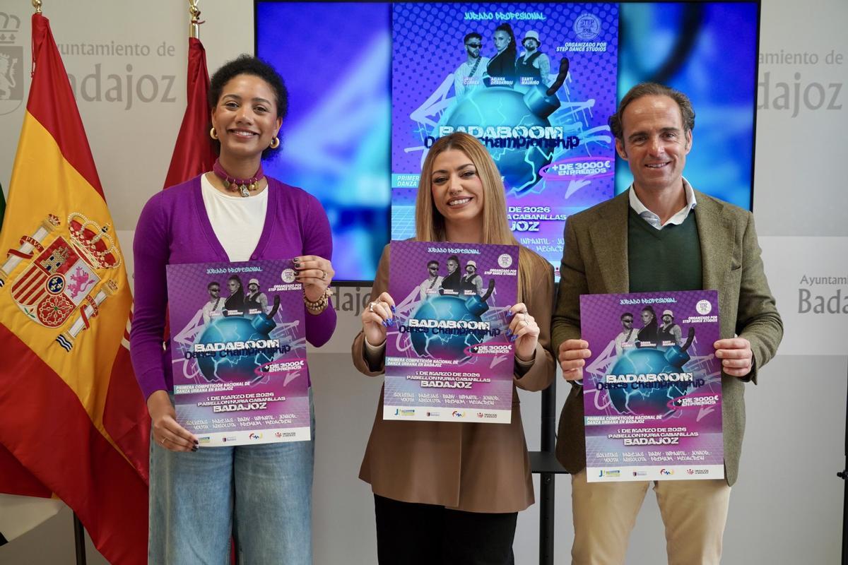 De izquierda a derecha; Mariema Seck, María Seco y Juan Parejo en la presentación del evento.